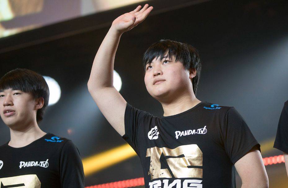 九游平台-重返赛场引发热议！，Uzi在SKT比赛中出色发挥观众掌声雷动-九游平台