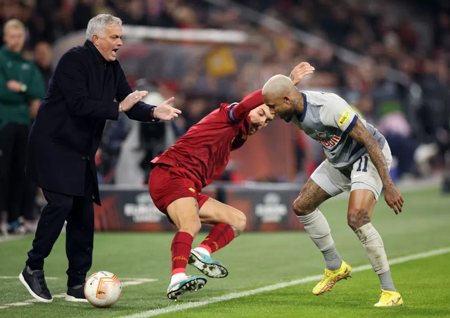 九游体育-包含里程碑夜罗马内部沟通，欧联今晚刷纪录，态度坚定，临场指挥获称赞的词条-九游体育